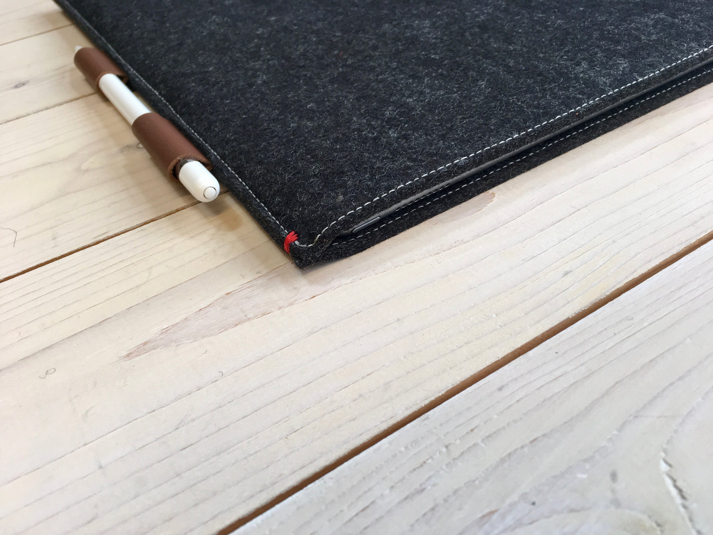 iPad Pro 10.5 / 12.9 hoes Zwart - Leren Apple Pencil houder _ FUNCTIE SERIE - Westerman Bags vilten tassen en hoezen. Dutch Design.