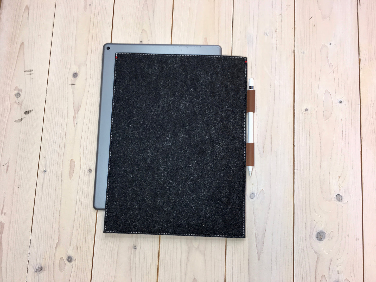 iPad Pro 10.5 / 12.9 hoes Zwart - Leren Apple Pencil houder _ FUNCTIE SERIE - Westerman Bags vilten tassen en hoezen. Dutch Design.
