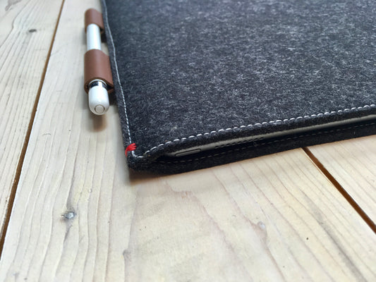 iPad Pro 10.5 / 12.9 hoes Zwart - Leren Apple Pencil houder _ FUNCTIE SERIE - Westerman Bags vilten tassen en hoezen. Dutch Design.