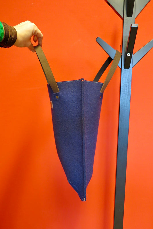 GRIFT tas in donker blauw vilt laptoptas - pure wol - minimalistisch ontwerp - Westerman Bags vilten tassen en hoezen. Dutch Design.