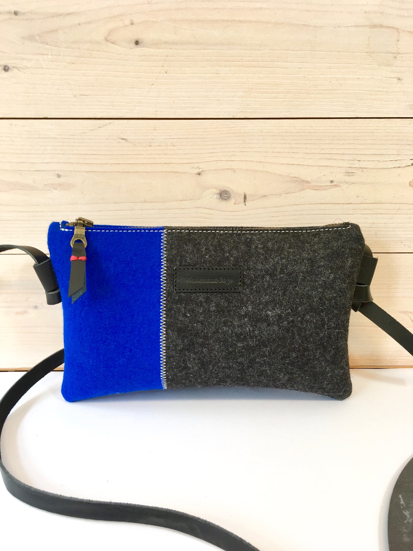 DAGTAS zwart blauw vilten tasje