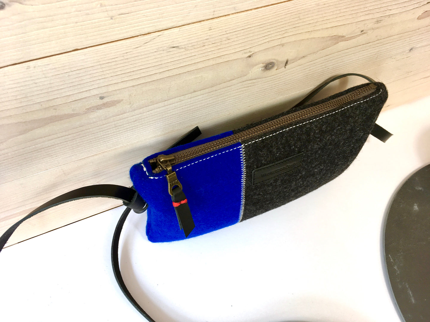 Crossbody bag in black and blue with zipper