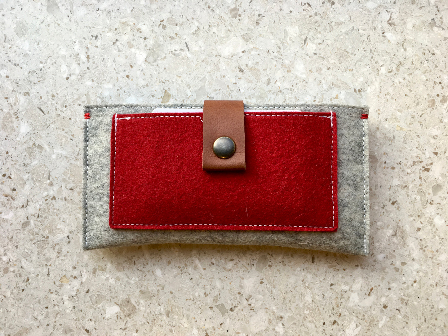 CONTRAST - iPhone wallet vilt | special GRIJS ROOD - Westerman Bags vilten tassen en hoezen. Dutch Design.