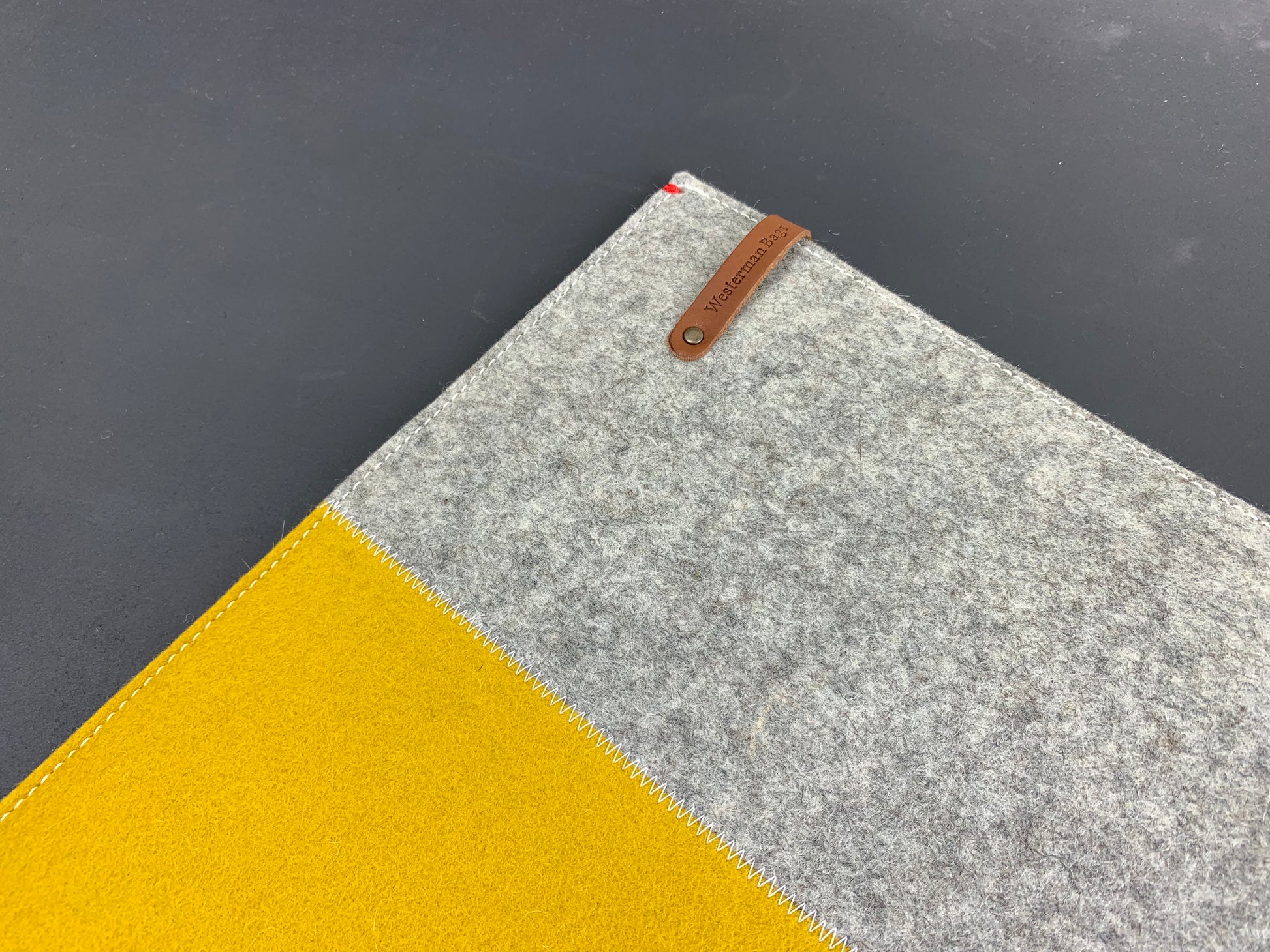 CONTRAST - Macbook Pro Air vilten hoes geel en grijs. 13" | 15" | 16" - Westerman Bags vilten tassen en hoezen. Dutch Design.