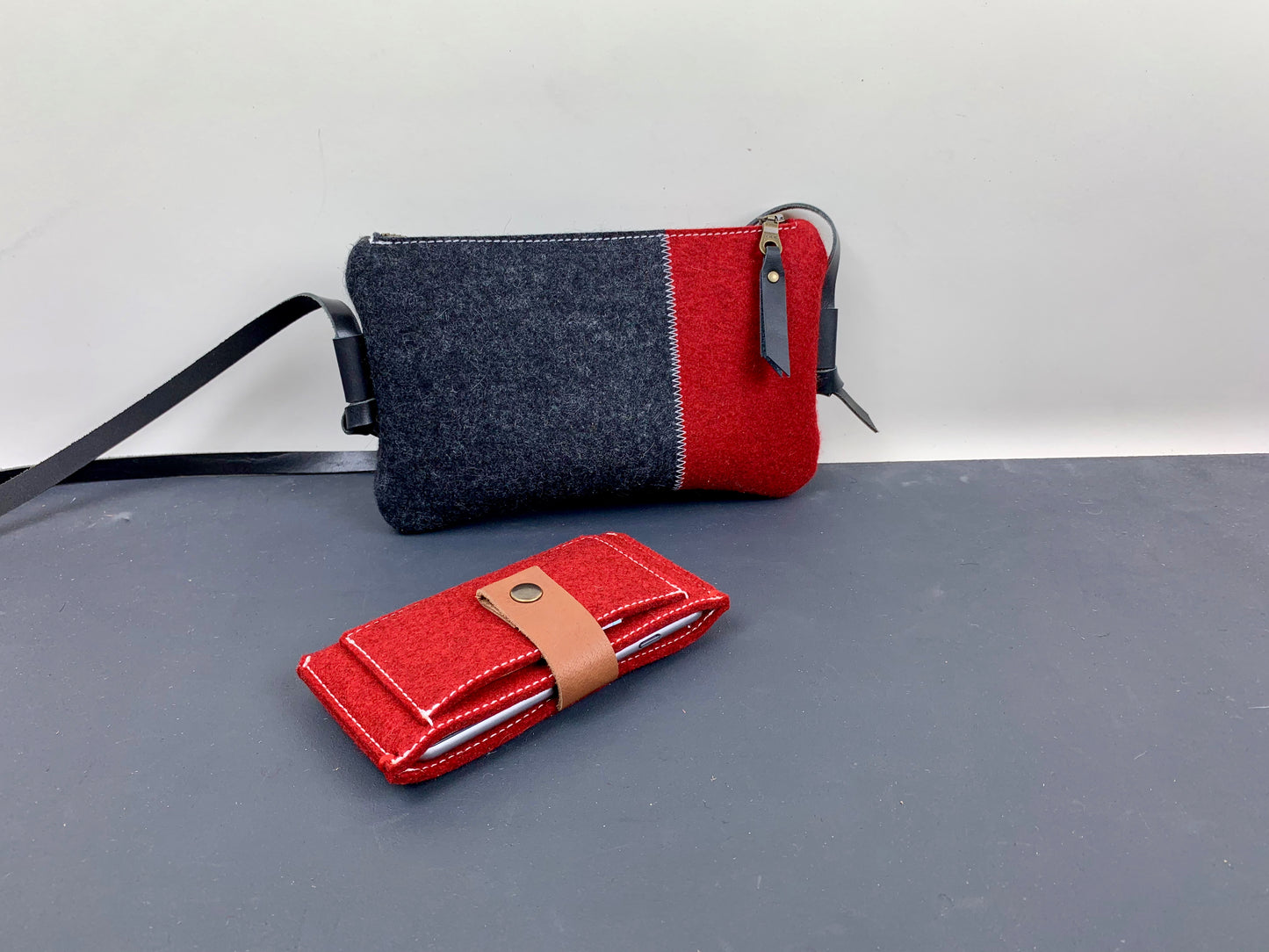 DAGTAS | contrast shoulderbag in black and red - rood en zwart - Westerman Bags vilten tassen en hoezen. Dutch Design.
