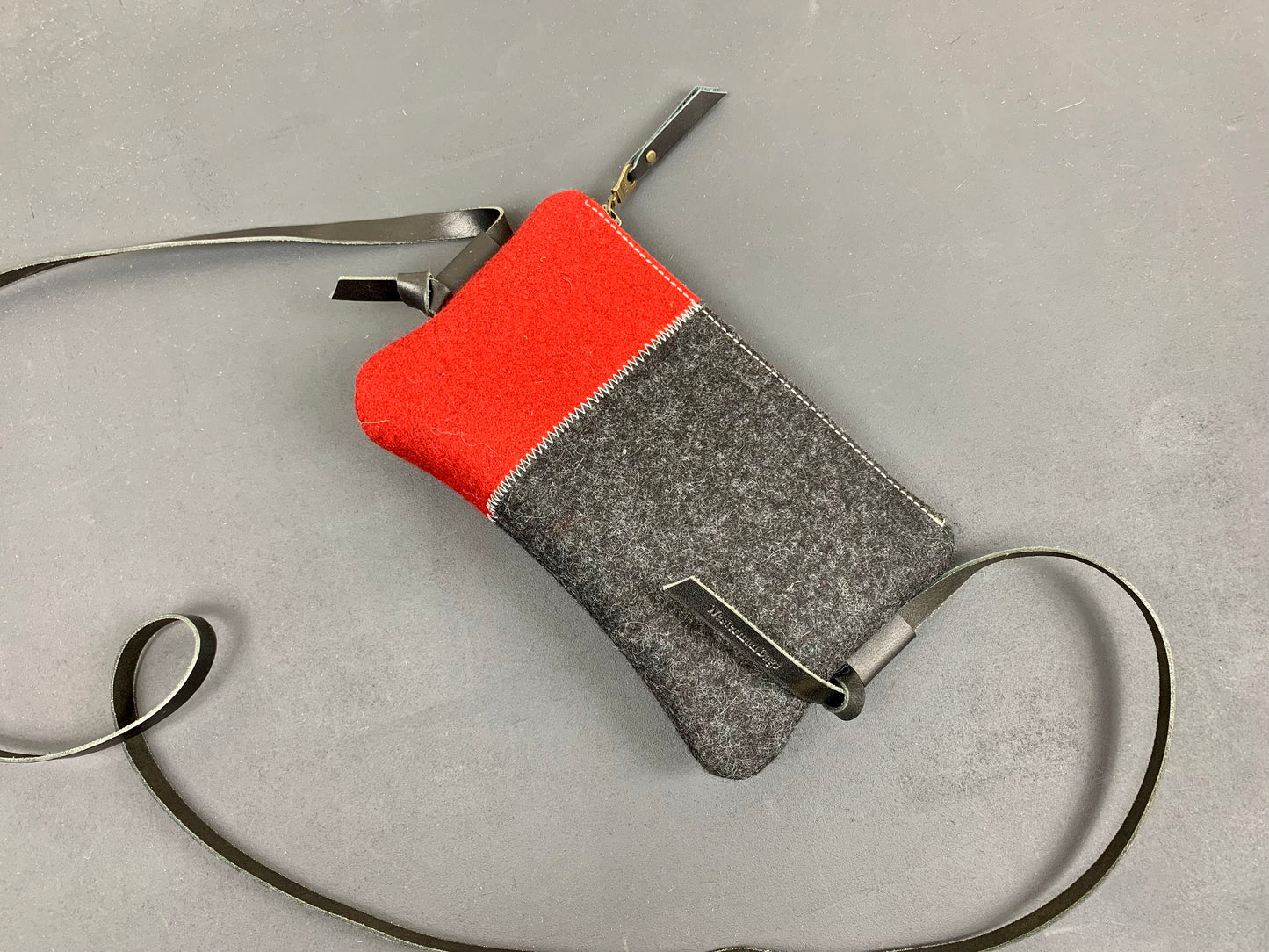 DAGTAS | contrast shoulderbag in black and red - rood en zwart - Westerman Bags vilten tassen en hoezen. Dutch Design.