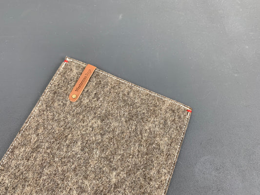 FUNCTIE hoes vilt |  Macbook Pro Air | Zandbruin - Westerman Bags vilten tassen en hoezen. Dutch Design.