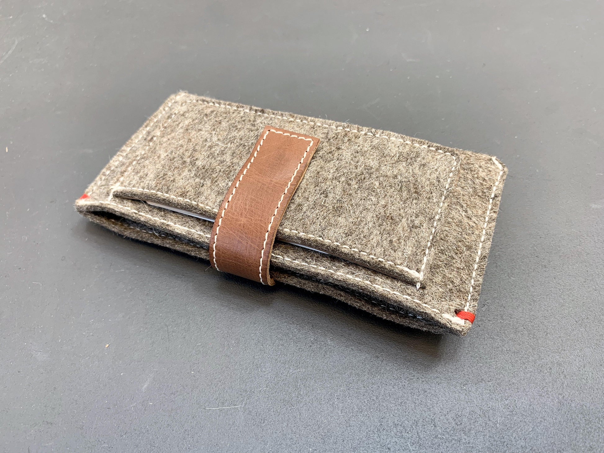 Iphone WALLET vilt | Rood | magnetische sluiting - Westerman Bags vilten tassen en hoezen. Dutch Design.