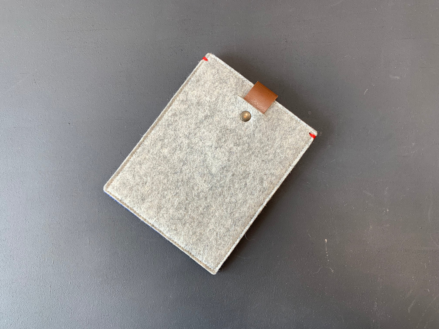 Wool felt ereader case - back in plain grey