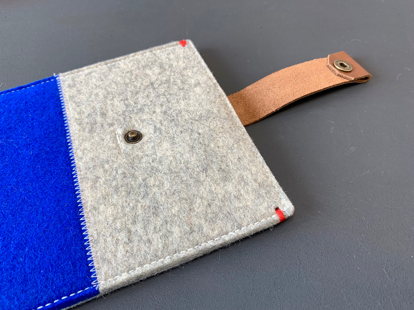 KOBO KINDLE ereader hoes - CONTRAST serie met leren sluiting - grijs en koningsblauw - Westerman Bags vilten tassen en hoezen. Dutch Design.