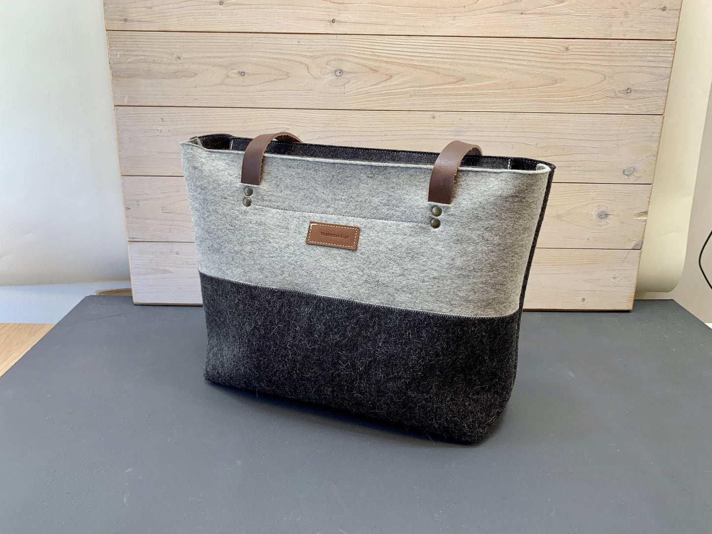 Vilten tas, grote laptoptas van wolvilt, grijs en zwart