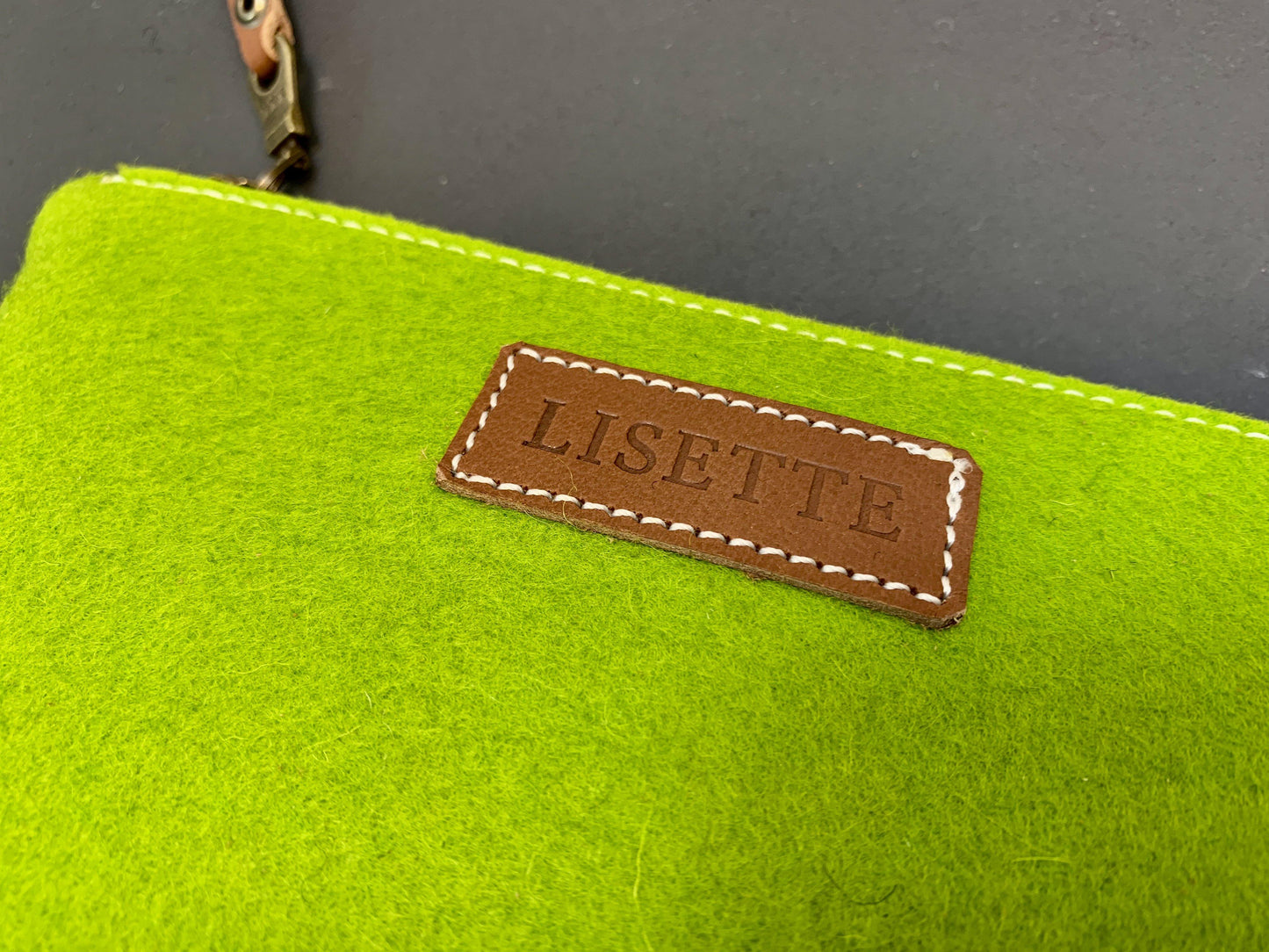 Voorbeeld gepersonaliseerd vilten etui met naam in leer