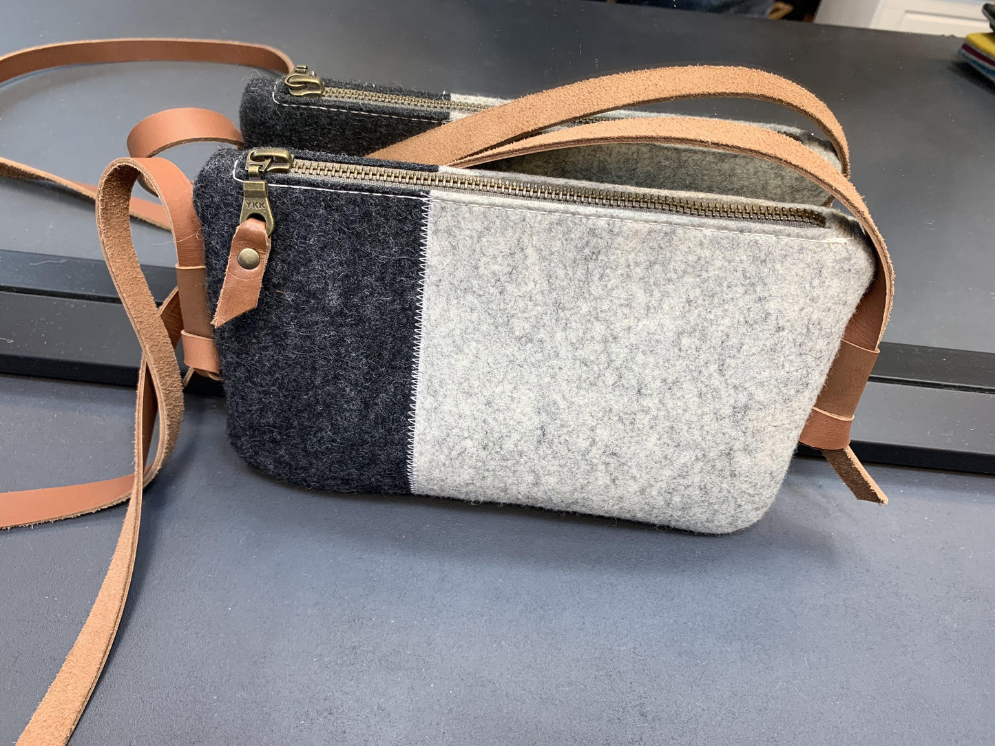 DAGTAS in twee kleuren - Westerman Bags vilten tassen en hoezen. Dutch Design.