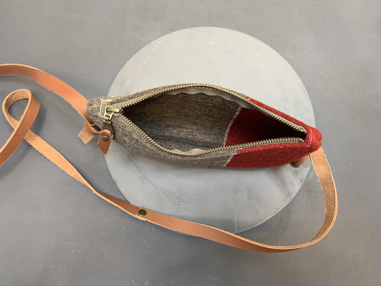 DAGTAS in twee kleuren - Westerman Bags vilten tassen en hoezen. Dutch Design.