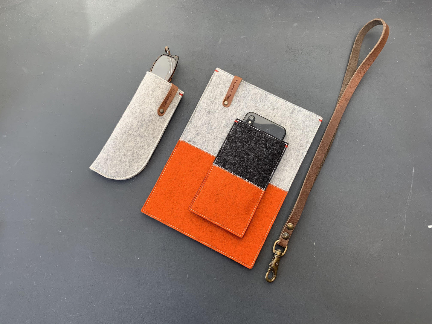 CONTRAST - Macbook Pro Air vilten hoes oranje en grijs. 13" | 15" | 16" - Westerman Bags vilten tassen en hoezen. Dutch Design.