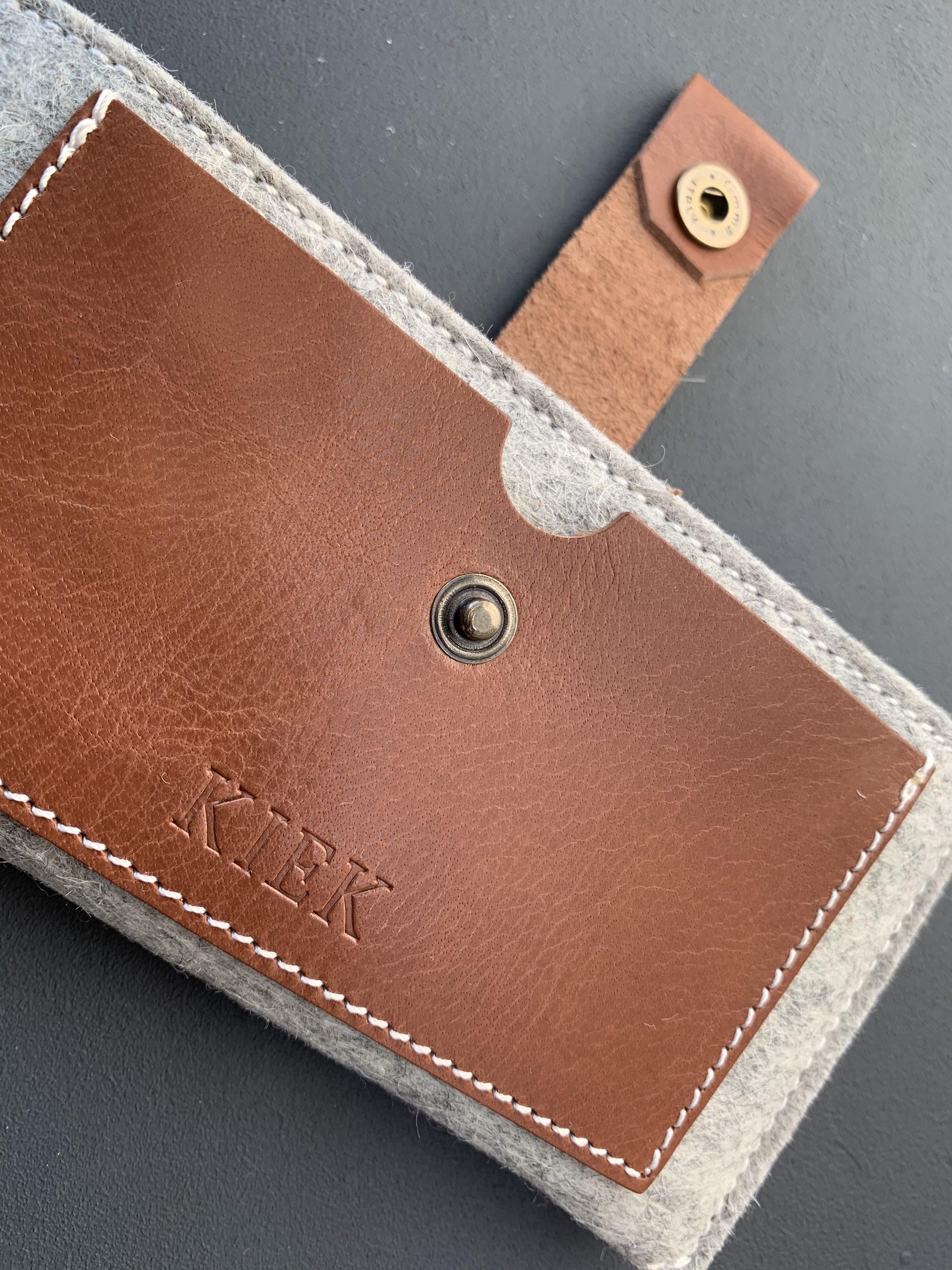 CLASSIC CASE - iPhone wallet vilt en leer in Grijs. - Westerman Bags vilten tassen en hoezen. Dutch Design.