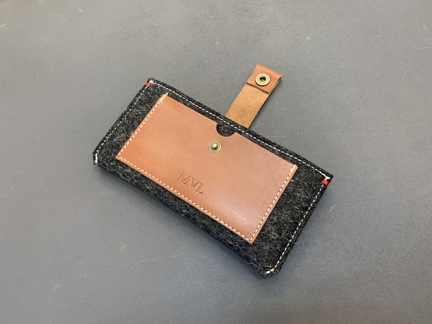 CLASSIC CASE - iPhone wallet vilt en leer in ZWART - met naam - Westerman Bags vilten tassen en hoezen. Dutch Design.