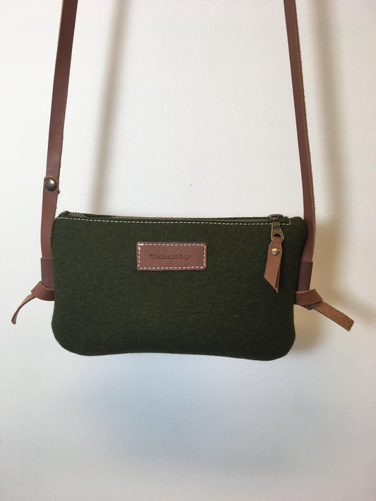 DAGTAS | mosgroen - schoudertasje van  vilt en leer - Westerman Bags vilten tassen en hoezen. Dutch Design.