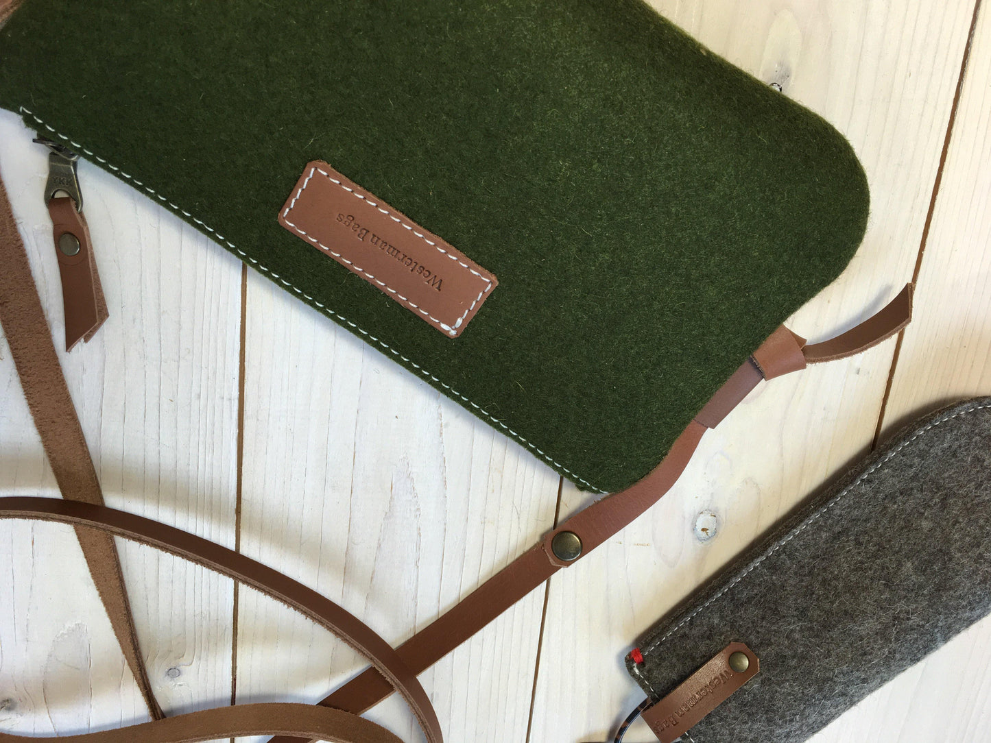 DAGTAS | mosgroen - schoudertasje van  vilt en leer - Westerman Bags vilten tassen en hoezen. Dutch Design.