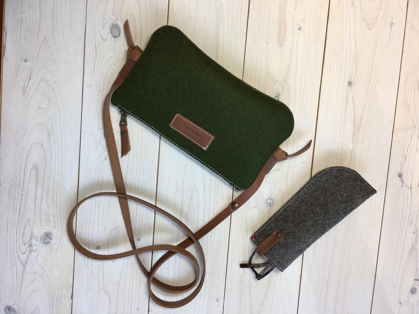 DAGTAS | mosgroen - schoudertasje van  vilt en leer - Westerman Bags vilten tassen en hoezen. Dutch Design.