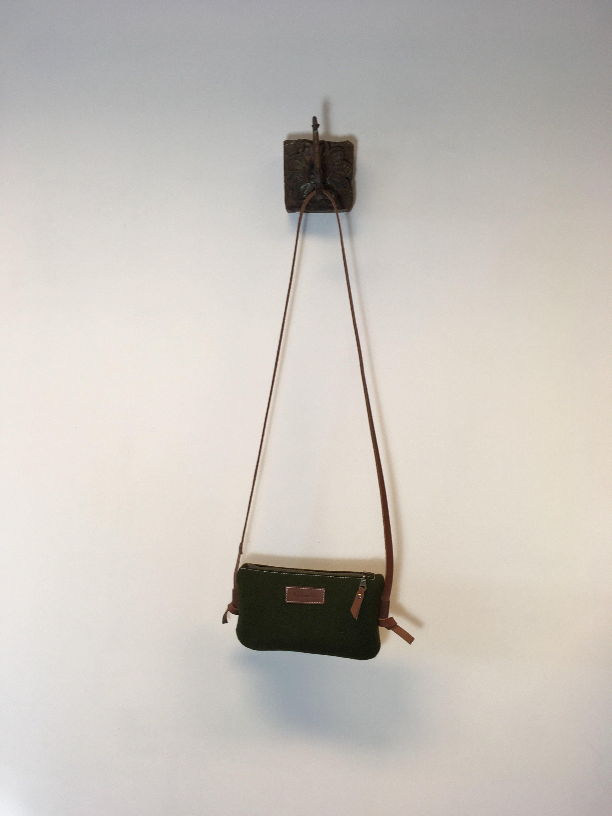 DAGTAS | mosgroen - schoudertasje van  vilt en leer - Westerman Bags vilten tassen en hoezen. Dutch Design.