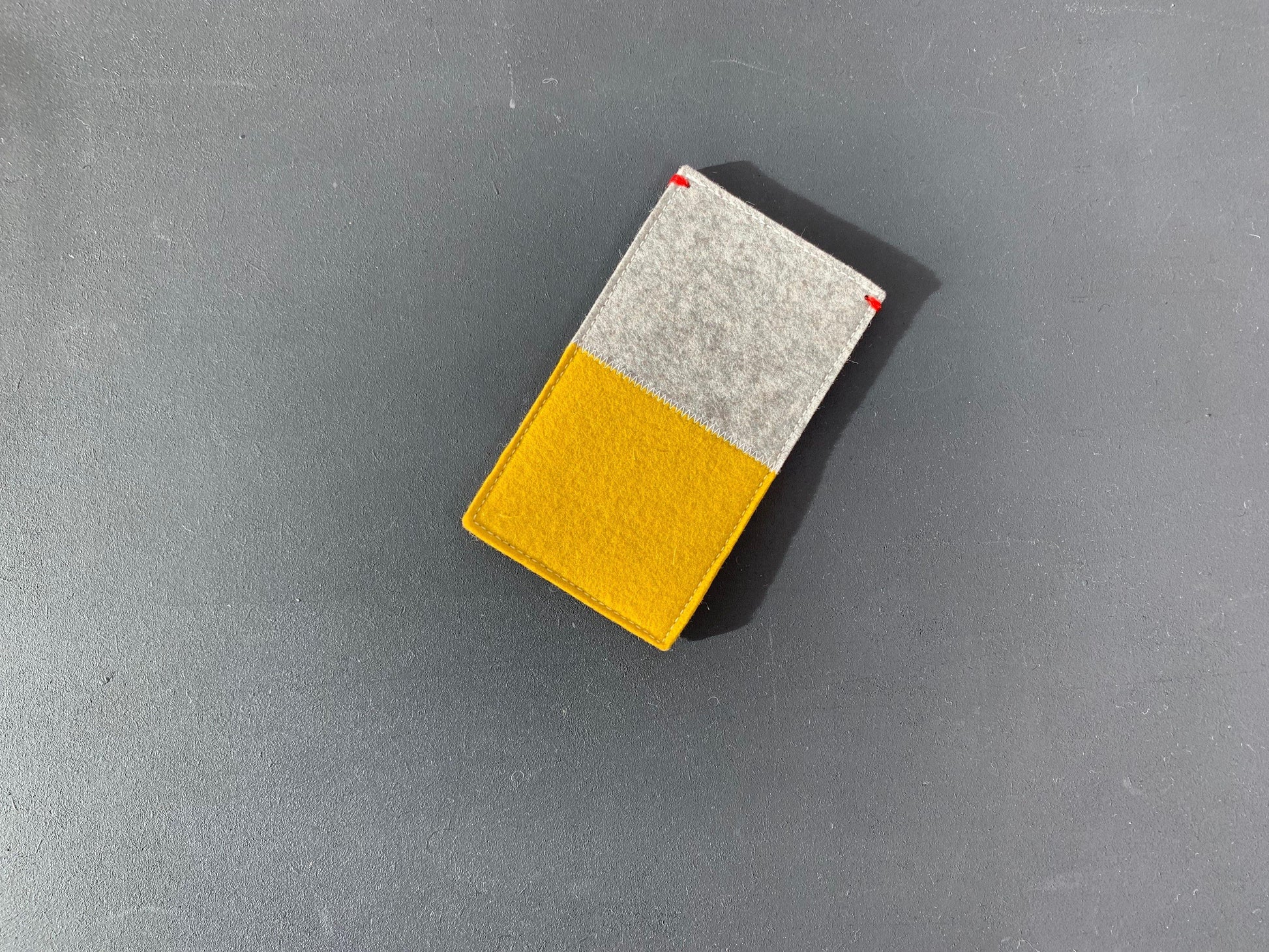 Felt iPhone case hoesje geel en grijs wolvilt