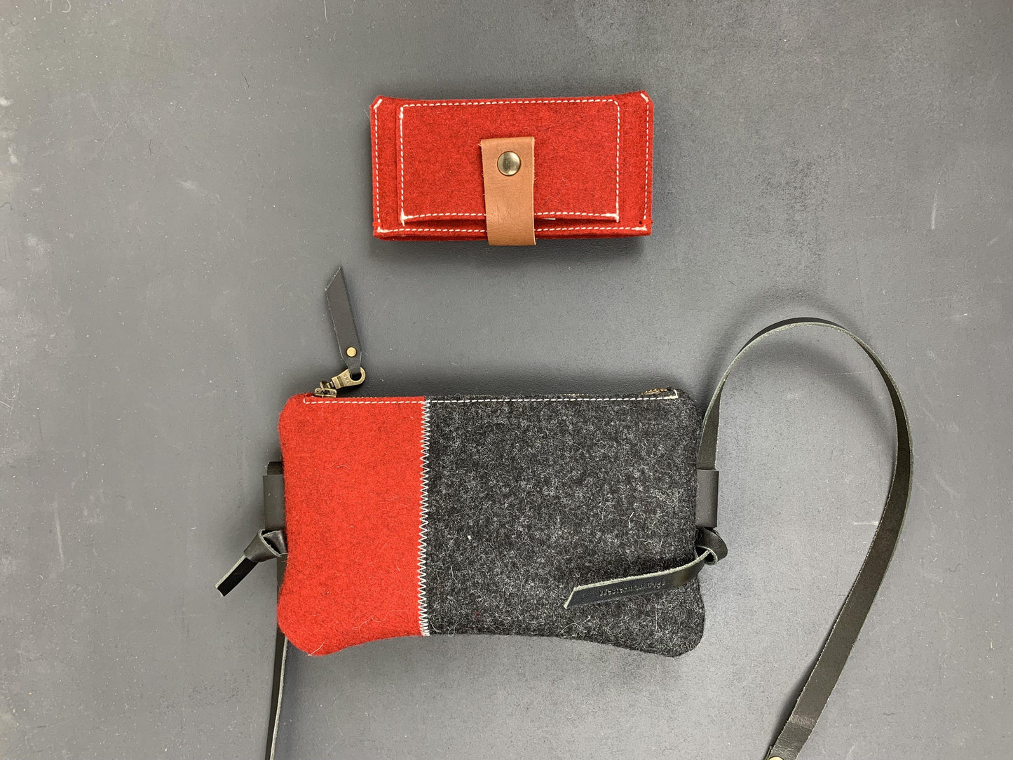 DAGTAS | contrast shoulderbag in black and red - rood en zwart - Westerman Bags vilten tassen en hoezen. Dutch Design.