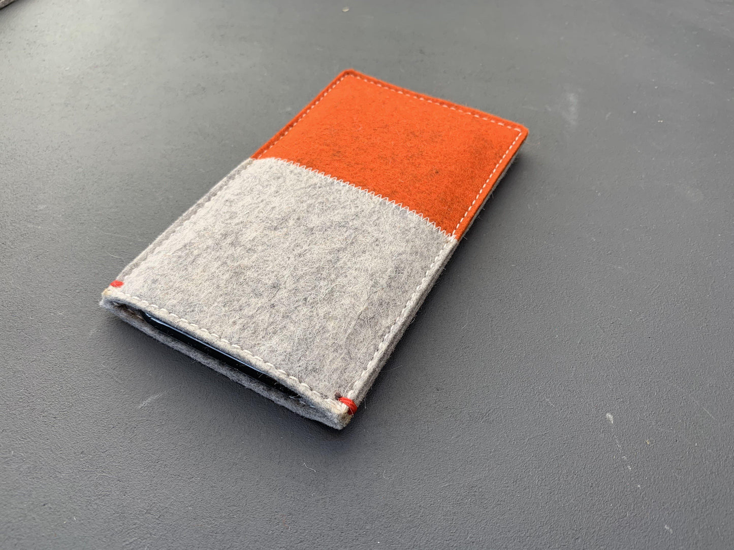 CONTRAST iphone 11 hoes, oranje - Westerman Bags vilten tassen en hoezen. Dutch Design.