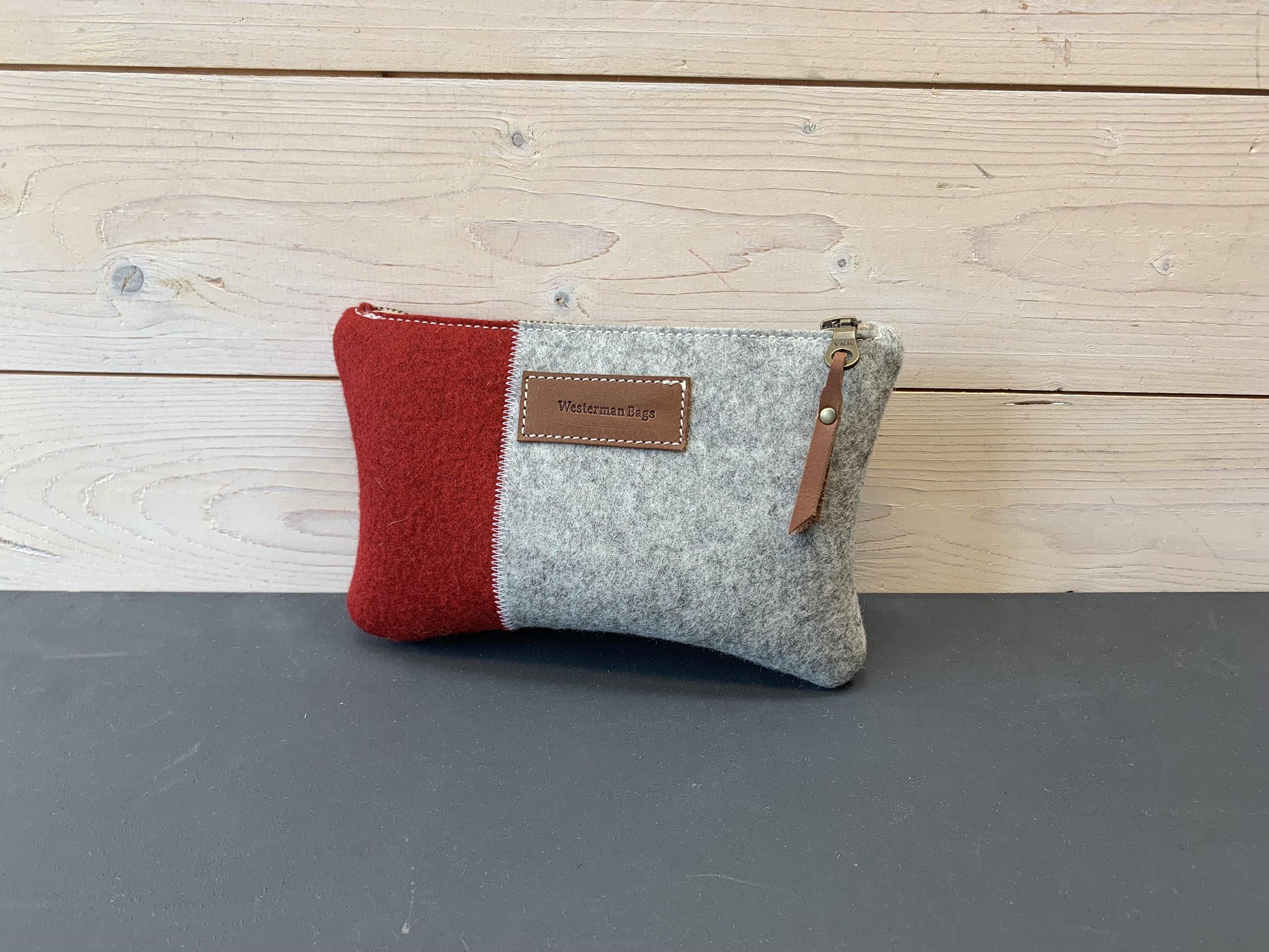 VANMIJ - XL Felt Pencil Case in 2 colours: red and grey - met naam - Westerman Bags vilten tassen en hoezen. Dutch Design.