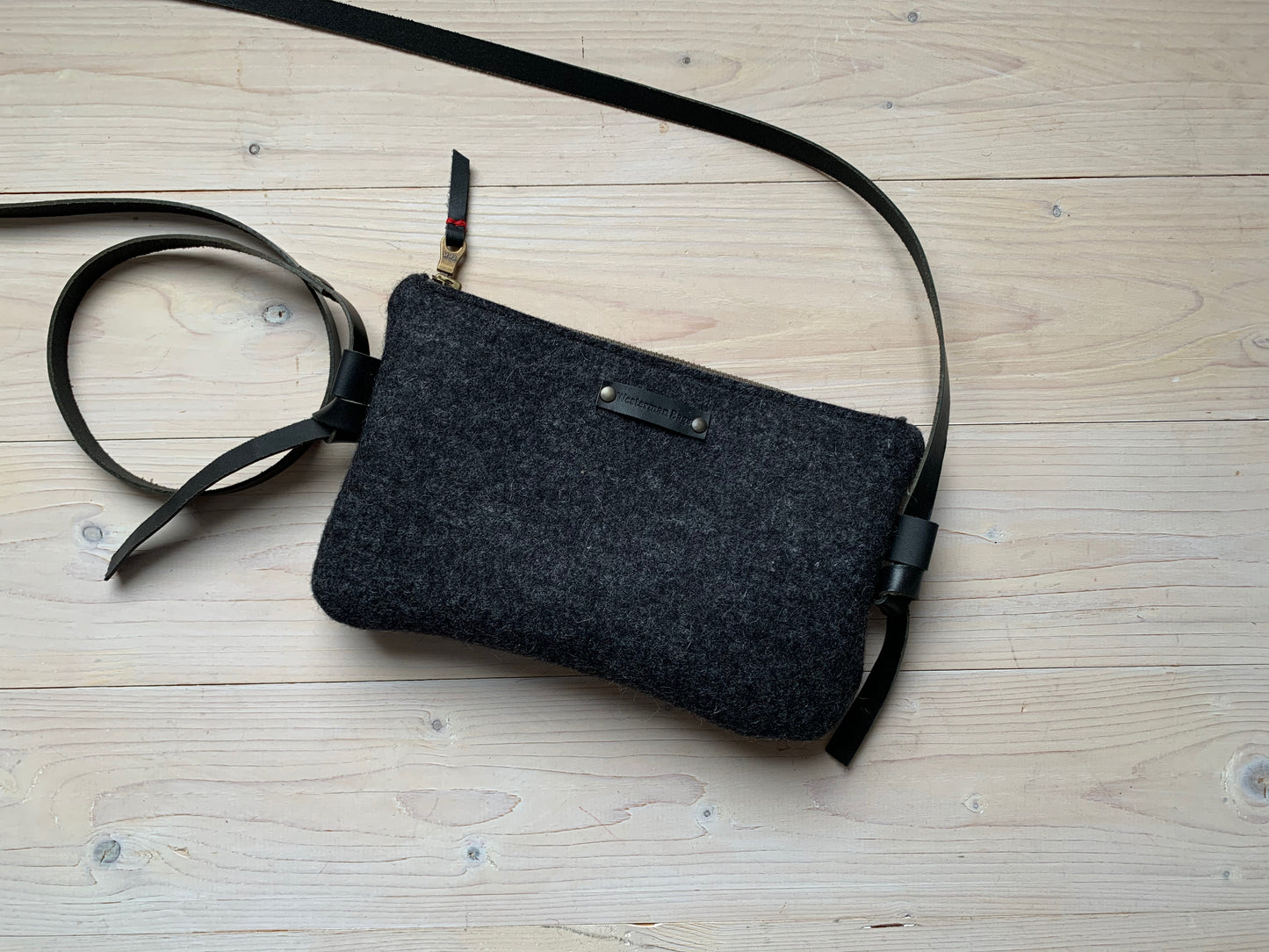 Sac bandoulière en feutre de laine noir ; pochette, trousse à crayons et sac en 1.