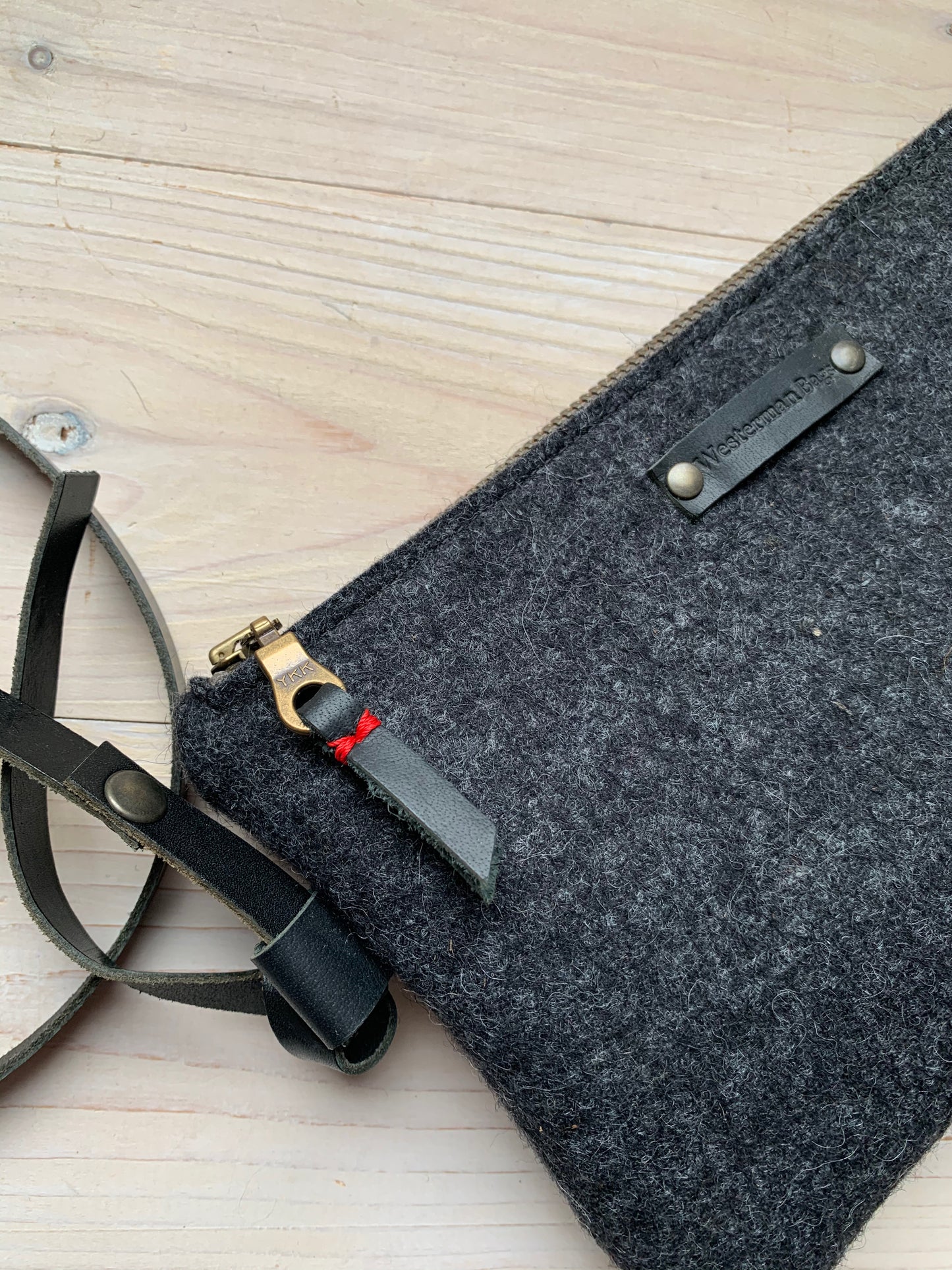 Sac bandoulière en feutre de laine noir ; pochette, trousse à crayons et sac en 1.