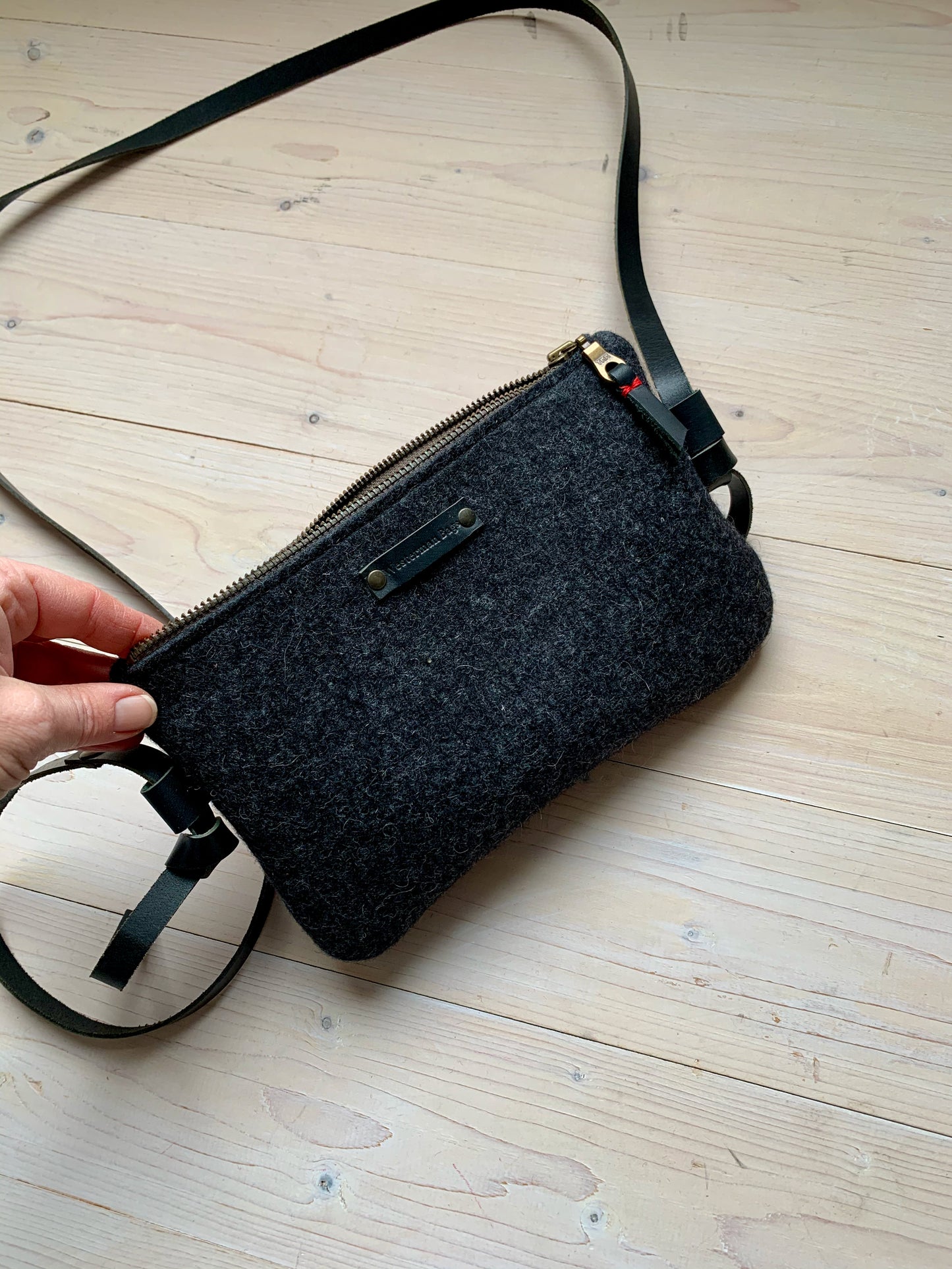 Sac bandoulière en feutre de laine noir ; pochette, trousse à crayons et sac en 1.