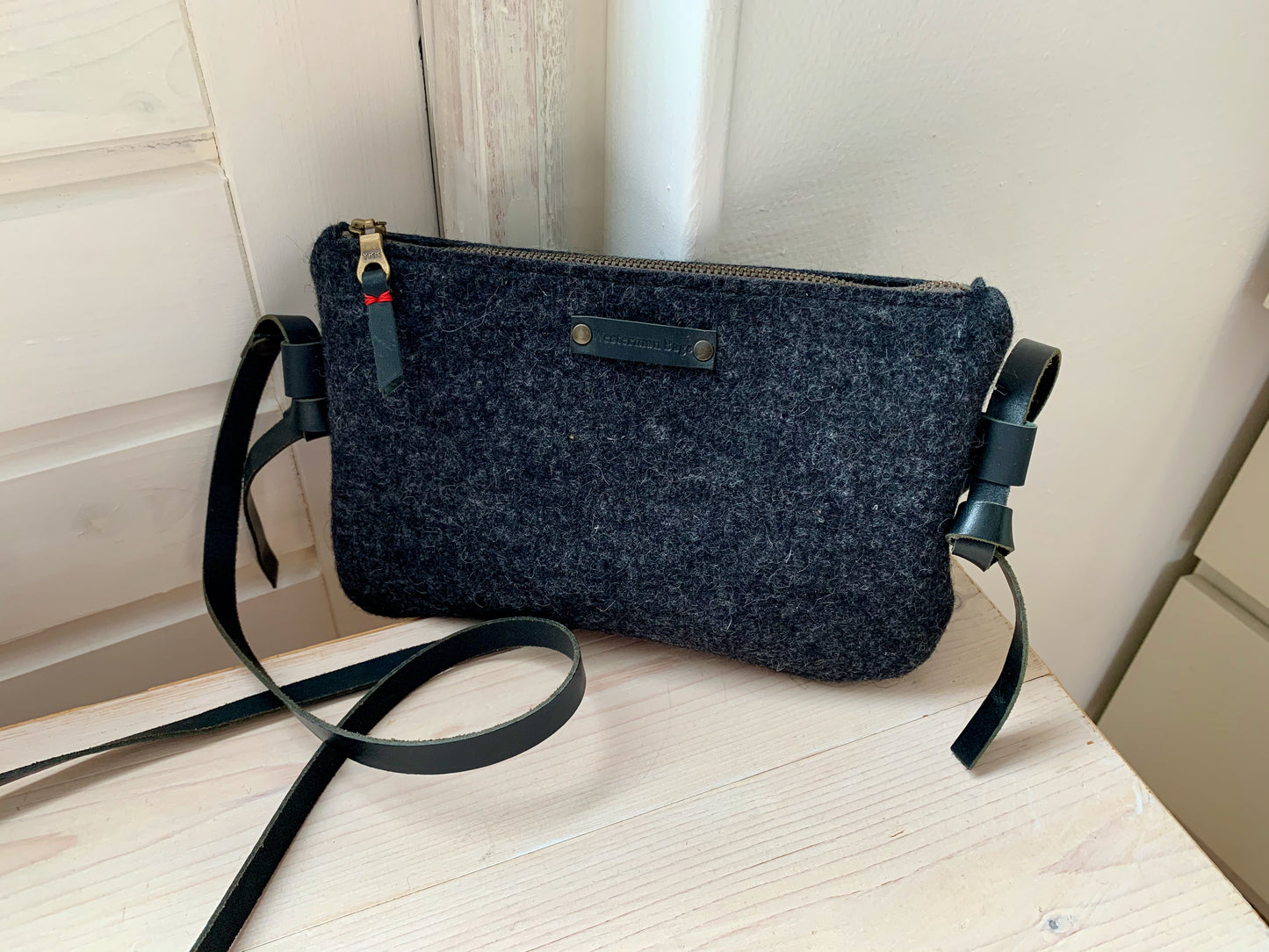 Sac bandoulière en feutre de laine noir ; pochette, trousse à crayons et sac en 1.