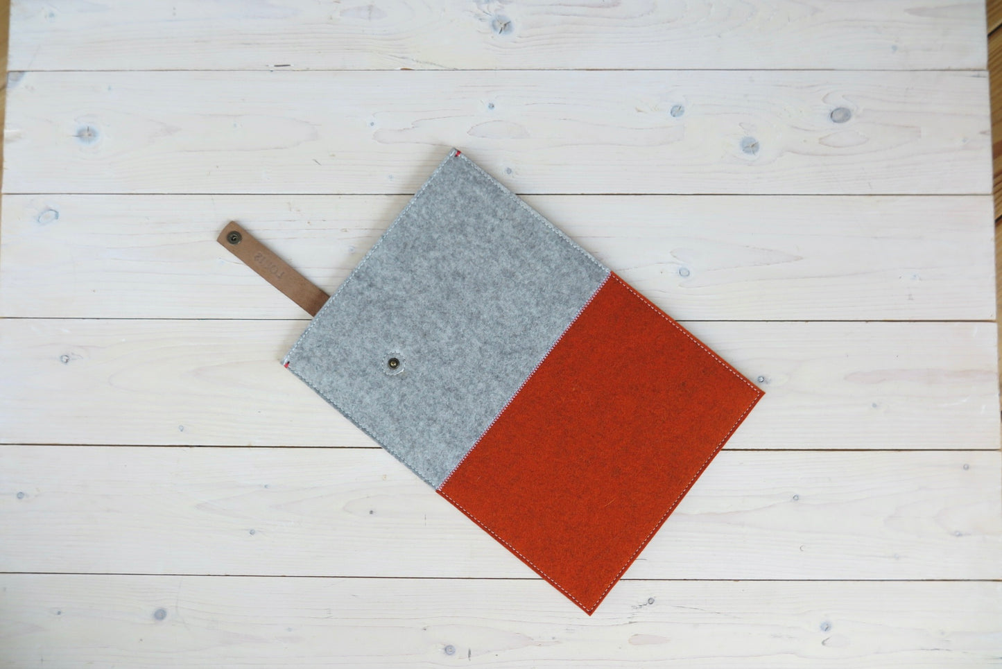 Stijlvolle Contrasterende Vilt MacBook Hoes met Leren Sluiting
