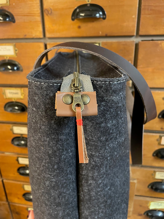 GRIFT XL vilten tas antraciet met rits