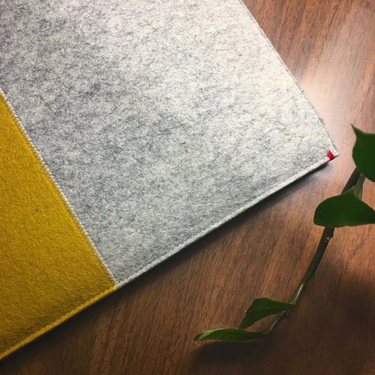 MacBook hoes wolvilt, geel en grijs | personaliseerbaar