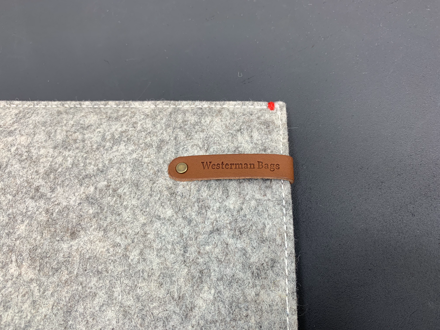 MS Surface Pro | Pixelbook felt sleeve - vilten hoes in grijs - zwart of zandbruin. - Westerman Bags vilten tassen en hoezen. Dutch Design.