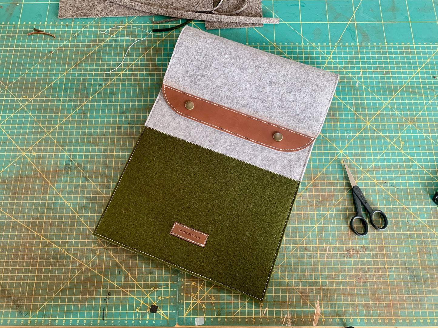 SALE - 16 "Contrast Classic Case - MacBook cover with valve closure in moss green and gray.