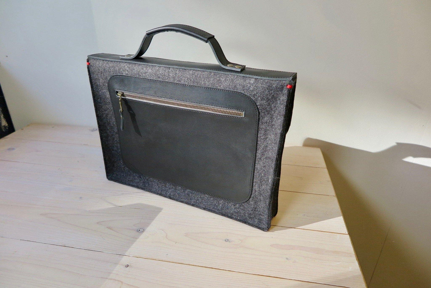 AKTETAS - vintage stijl schooltas van vilt en leer - ALL BLACK - Westerman Bags vilten tassen en hoezen. Dutch Design.