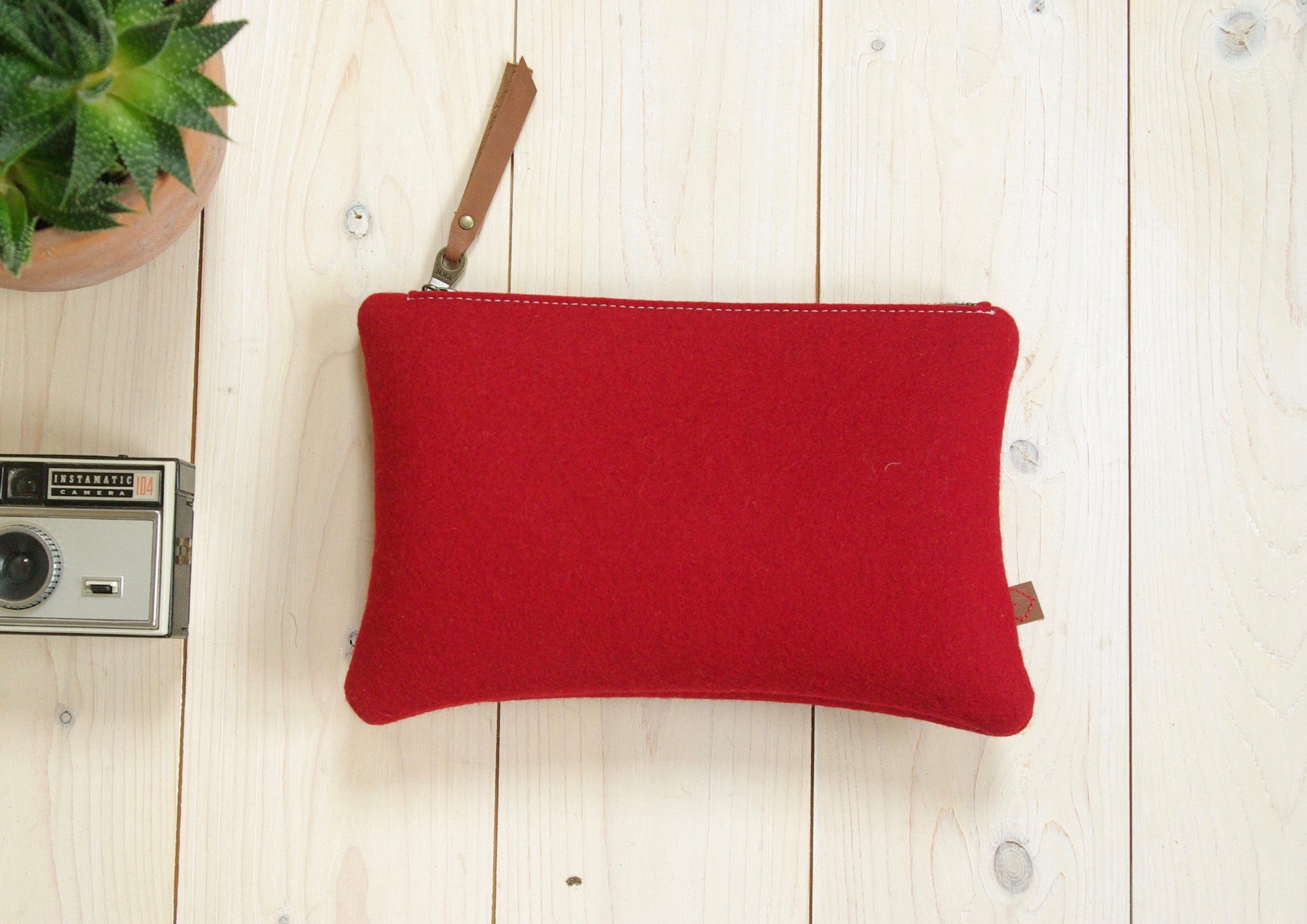 Pencil case in red wool felt with zipper Dutch design