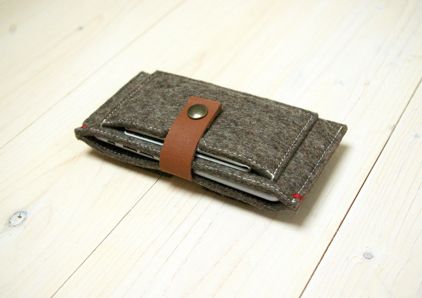FUNCTIE - iPhone wallet vilt | Grijs, zwart of bruin - Westerman Bags vilten tassen en hoezen. Dutch Design.