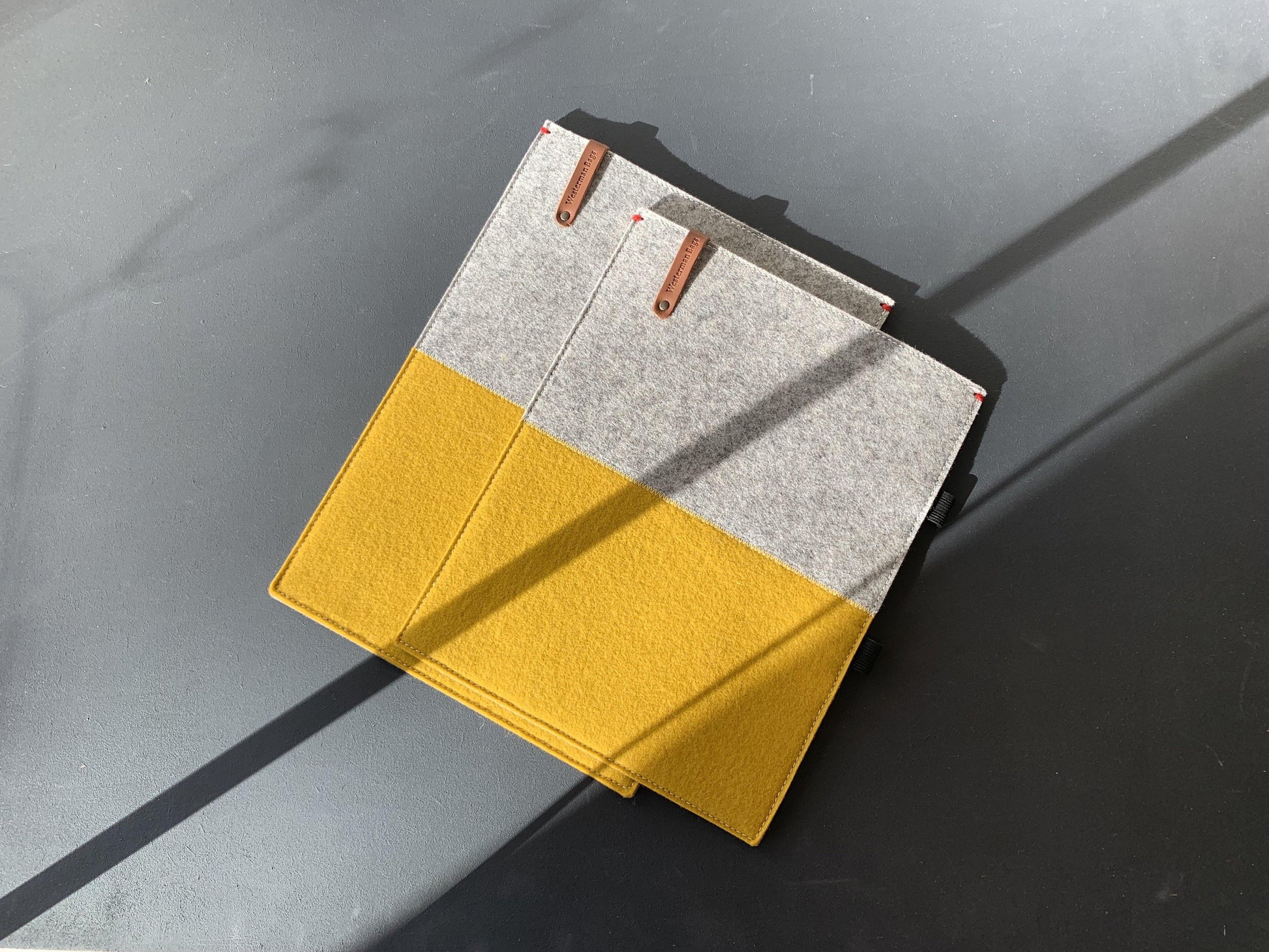 CONTRAST - Macbook Pro Air vilten hoes geel en grijs. 13" | 15" | 16" - Westerman Bags vilten tassen en hoezen. Dutch Design.