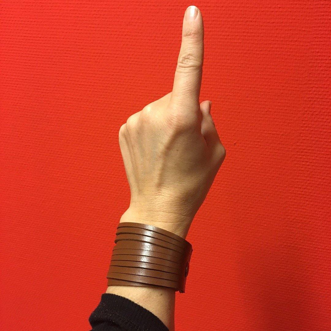 ARMBAND TRANCHE | black leather bracelet made of vegetable tanned leather - Westerman Bags vilten tassen en hoezen. Dutch Design.