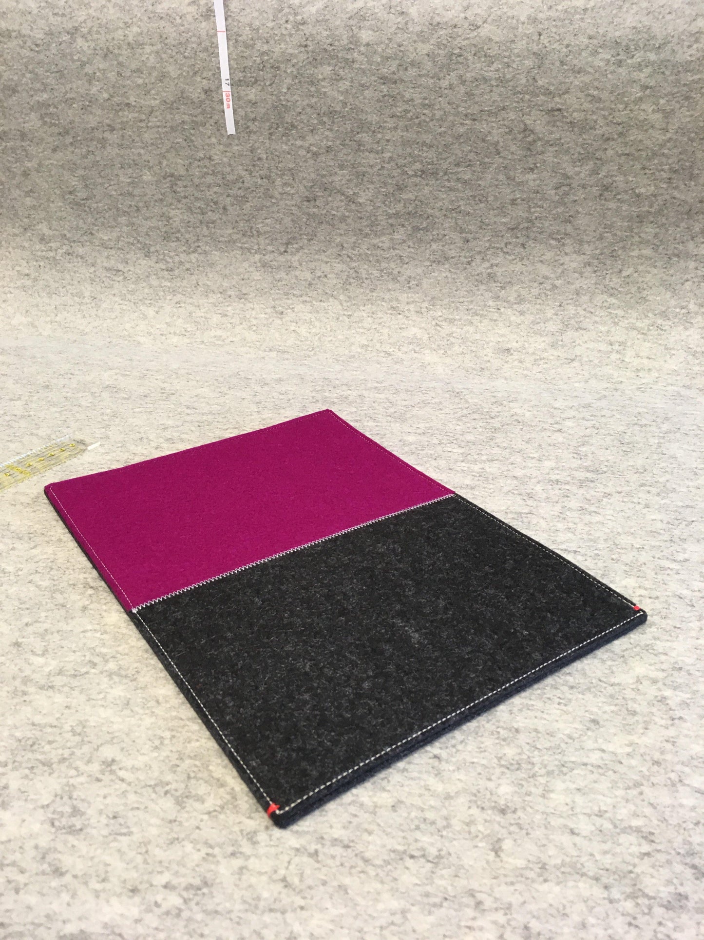 Hoes voor Ipad Pro | Mini | Air in Dark Pink rose en Grijs | CONTRAST - Westerman Bags vilten tassen en hoezen. Dutch Design.