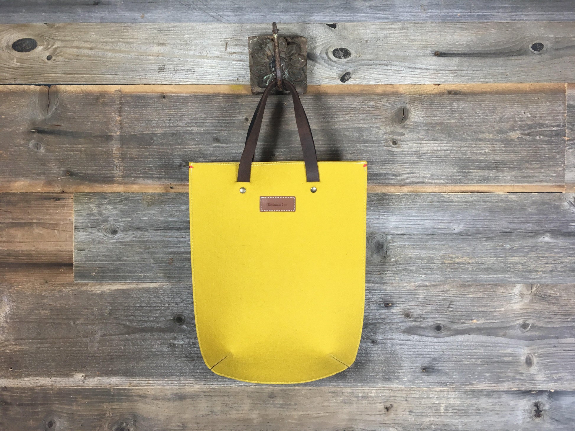 GRIFT tas in geel vilt laptoptas - pure wol - okergeel retro - laatste exemplaren - Westerman Bags vilten tassen en hoezen. Dutch Design.