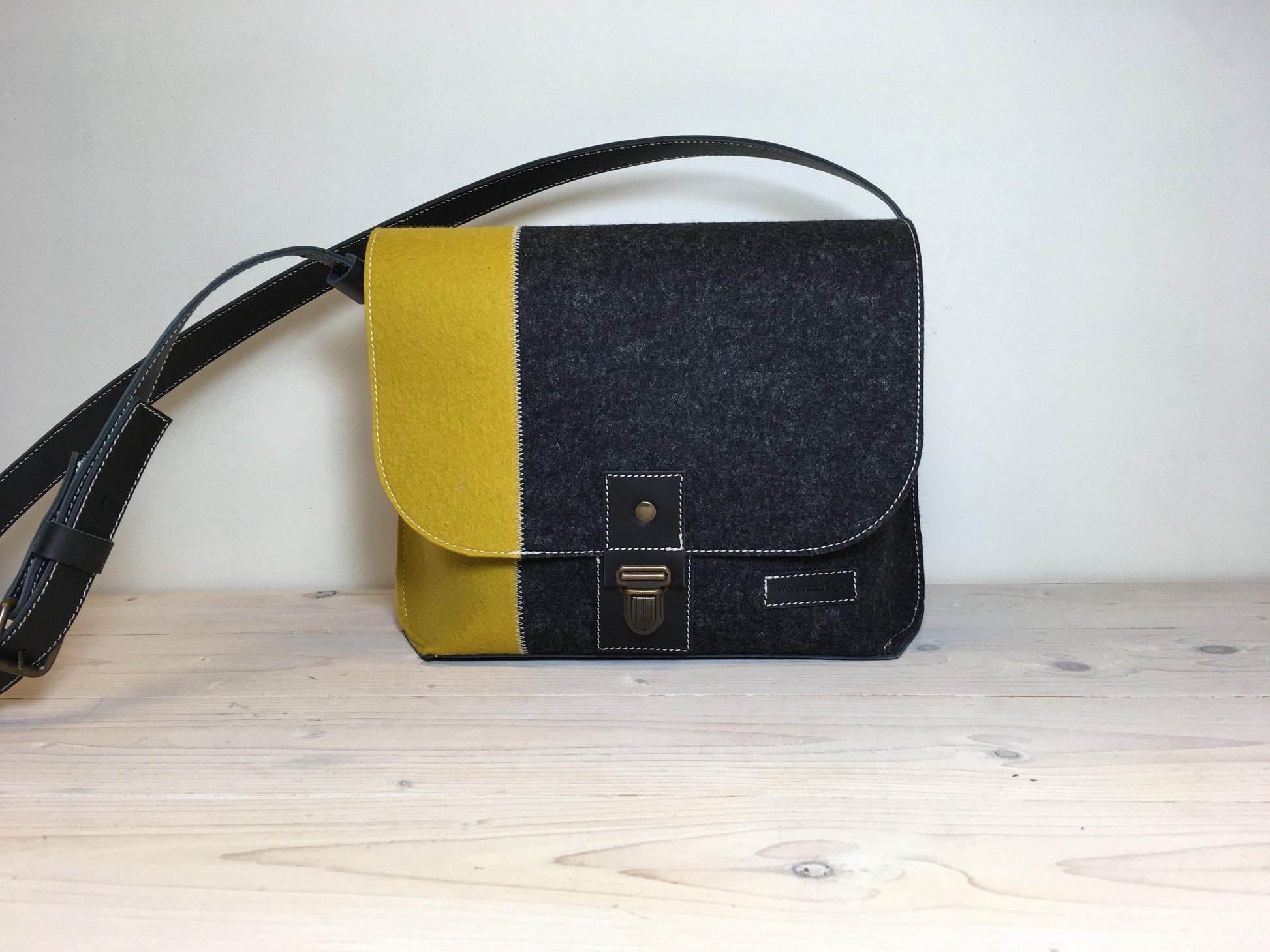 Contrast MESSENGER tas SMALL - zwart geel schoudertas van vilt - limited edition - Westerman Bags vilten tassen en hoezen. Dutch Design.