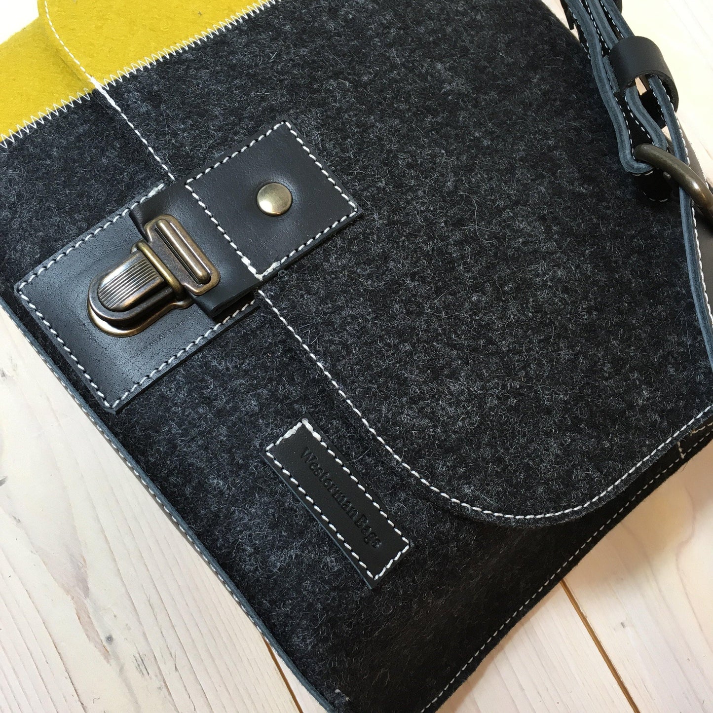 Contrast MESSENGER tas SMALL - zwart geel schoudertas van vilt - limited edition - Westerman Bags vilten tassen en hoezen. Dutch Design.