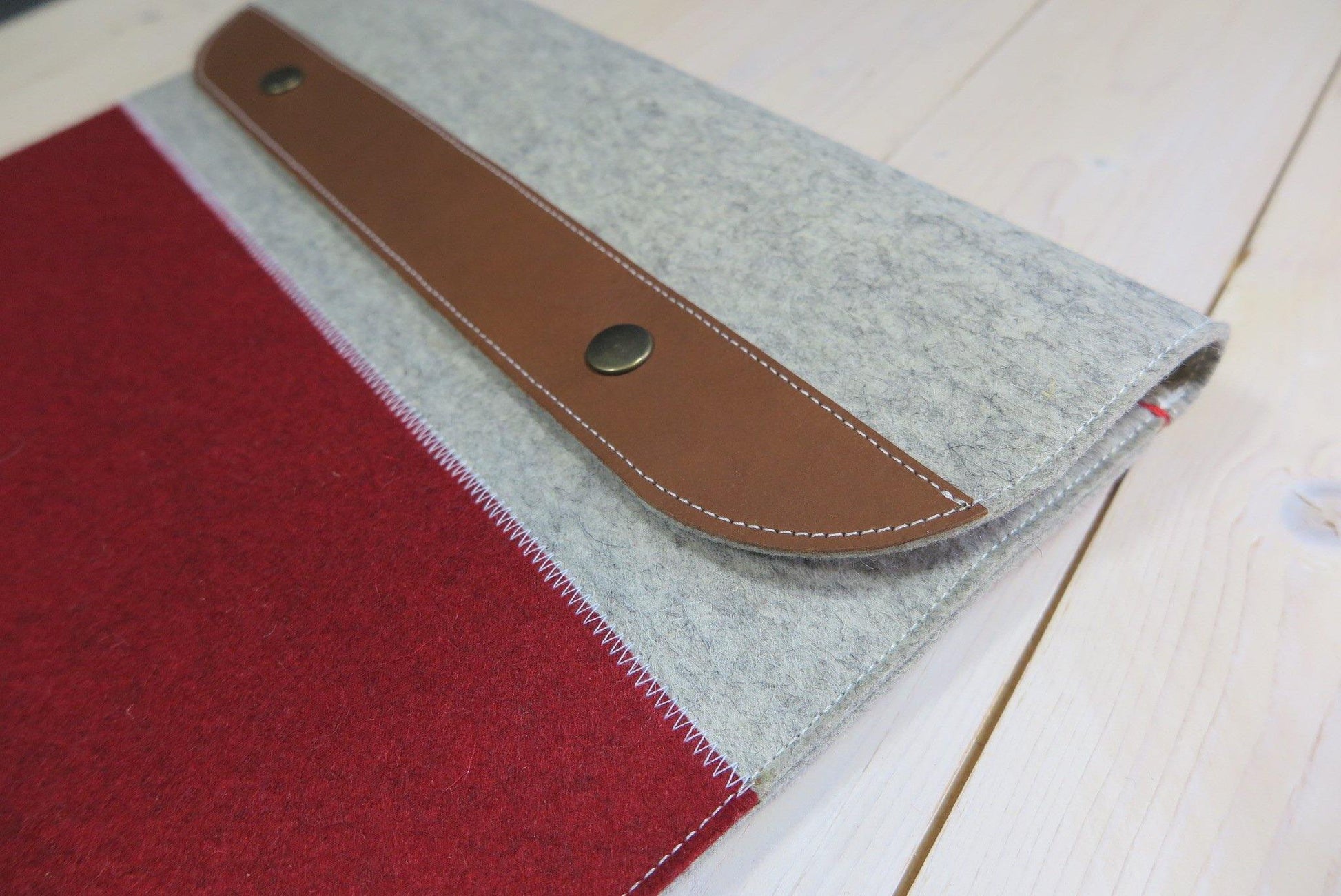 Macbook Pro 15" case in wool felt and leather with zipper