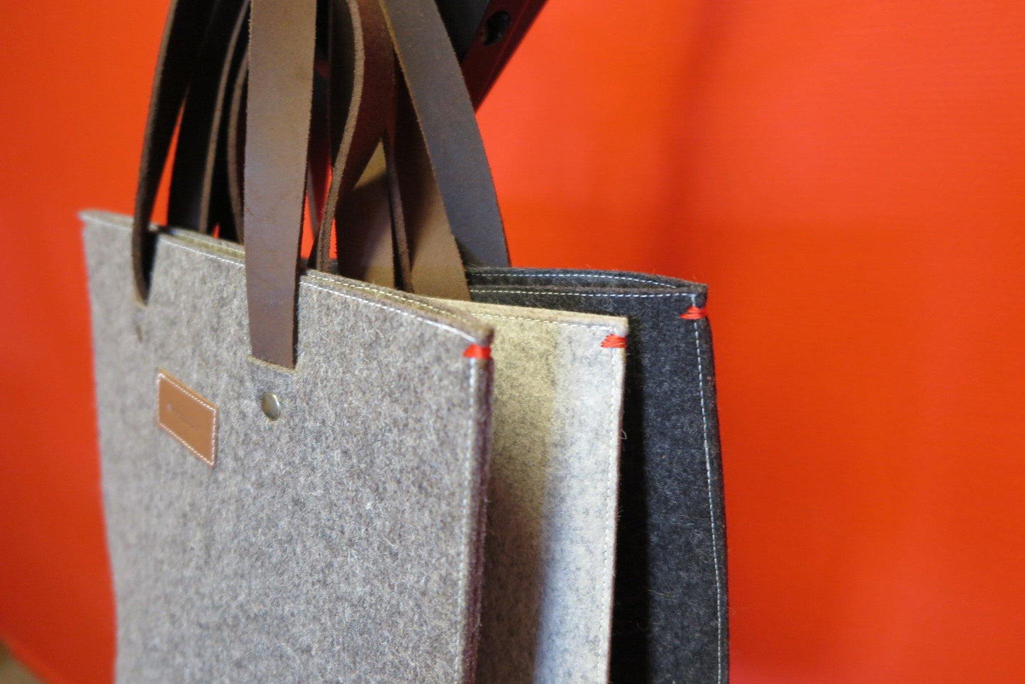 GRIFT tas in zandbruin vilt laptoptas - pure wol - minimalistisch ontwerp - Westerman Bags vilten tassen en hoezen. Dutch Design.