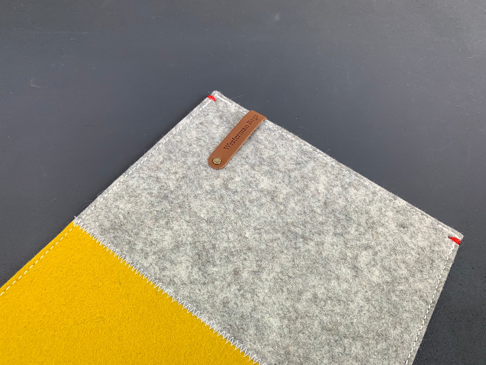 Insteekhoes Macbook in geel en grijs wol vilt, duurzaam en handgemaakt 